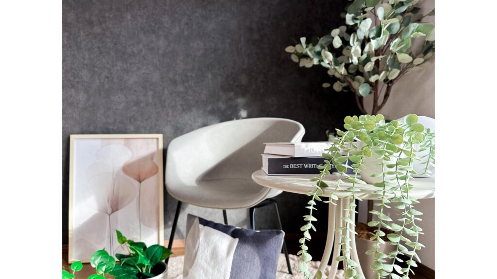 グレイスホームステージングのスタンダードプランです。この写真はリビングの小物ステージングの写真です。