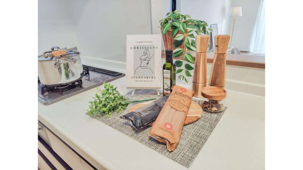 グレイスホームステージングのスタンダードプランです。この写真はキチンの小物ステージングの写真です。