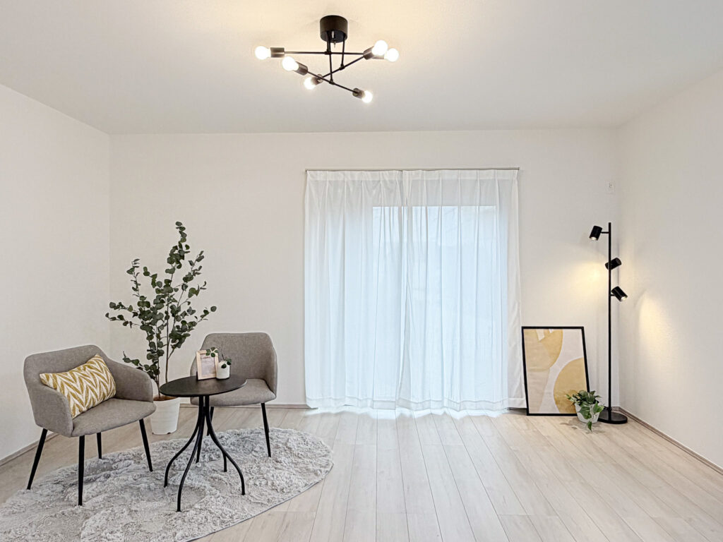 グレイスホームステージングのスタンダードプラン。この写真はリビングの小物ステージングの写真です。