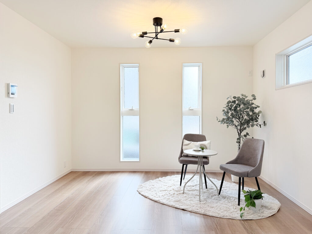 グレイスホームステージングのスタンダードプラン。この写真はリビングの小物ステージングの写真です。