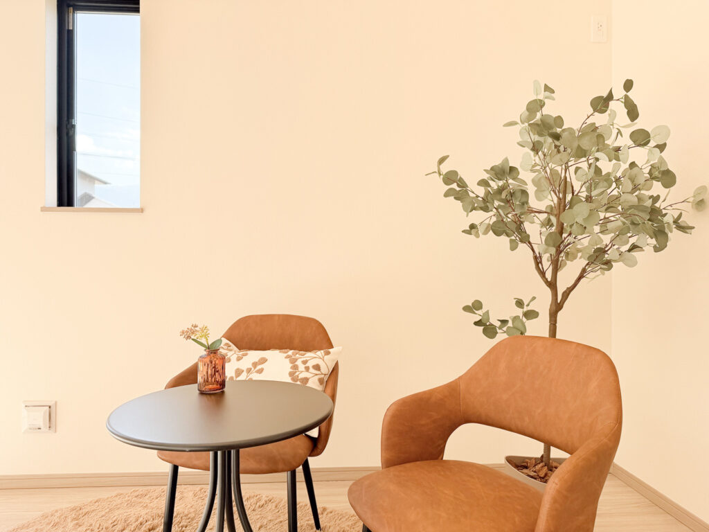 グレイスホームステージングのスタンダードプラン。この写真はリビングの小物ステージングの写真です。