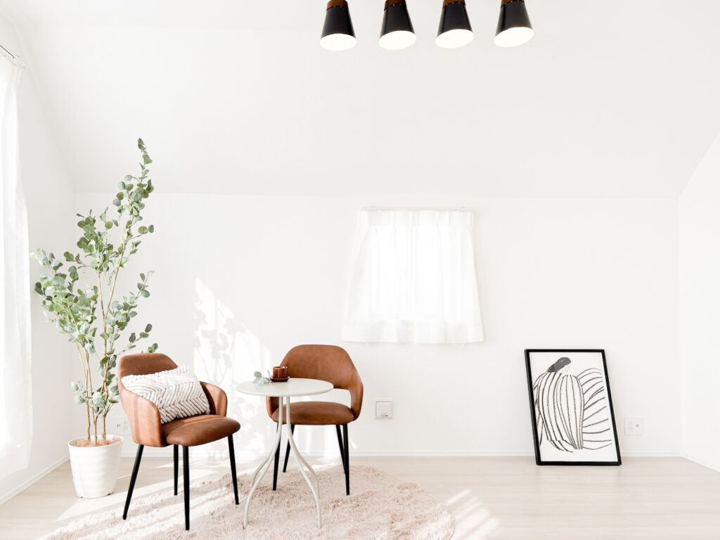 グレイスホームステージングのスタンダードプラン。この写真はリビングの小物ステージングの写真です。